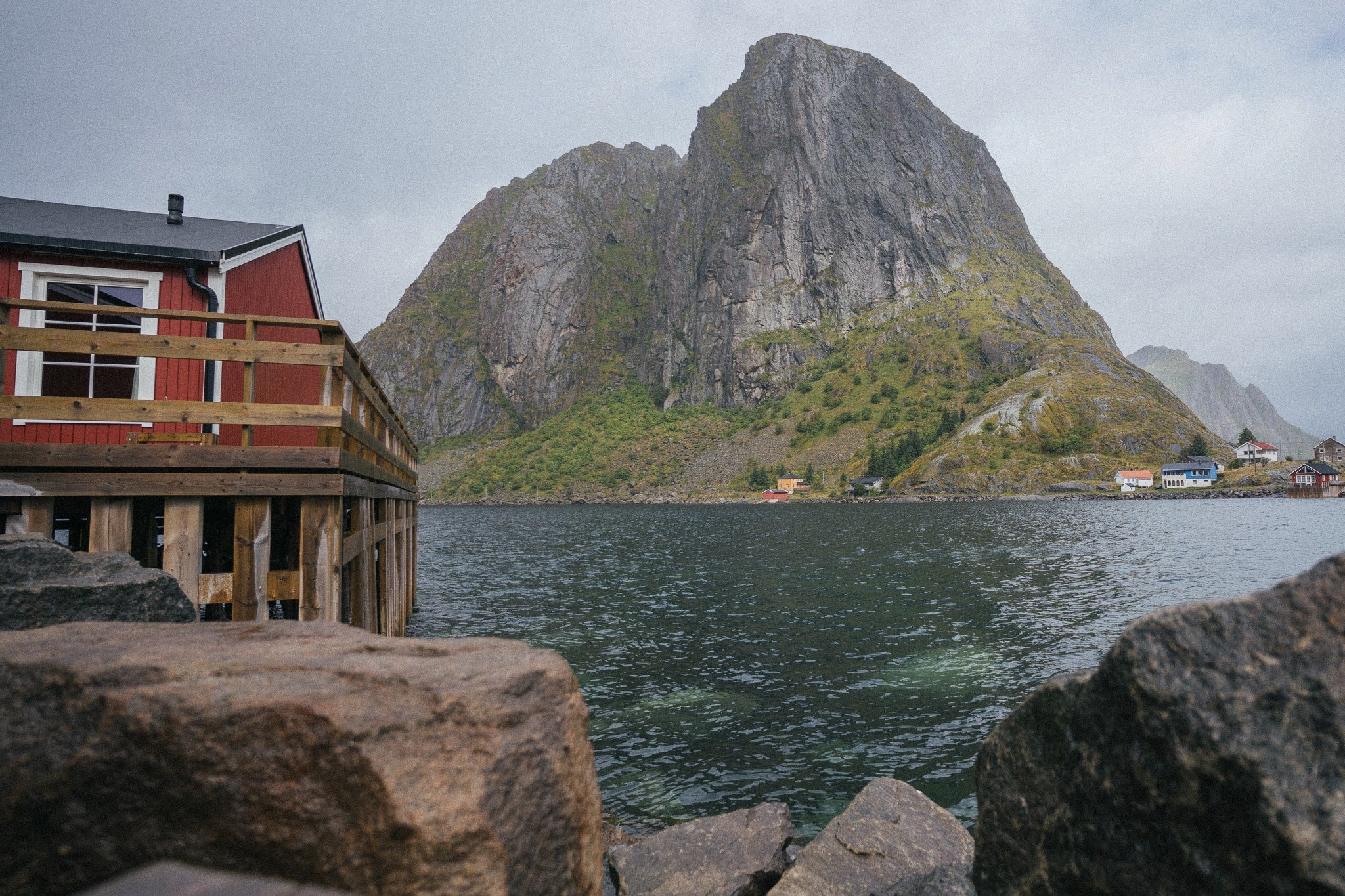 Maison de pêcheurs rouge au bord de l’eau dans les Lofoten
